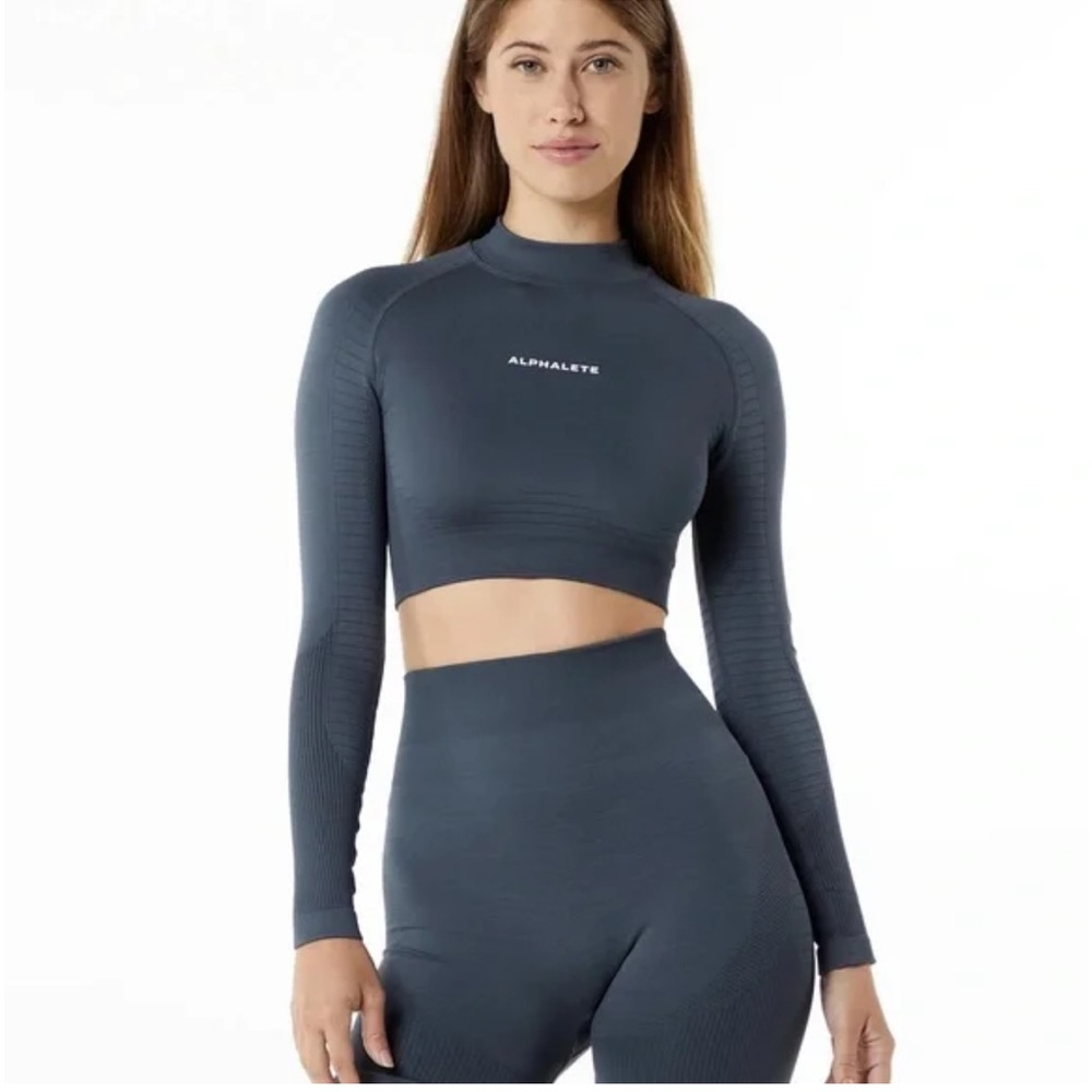 Alphalete - ozone high neck long sleeve crop carbon xs